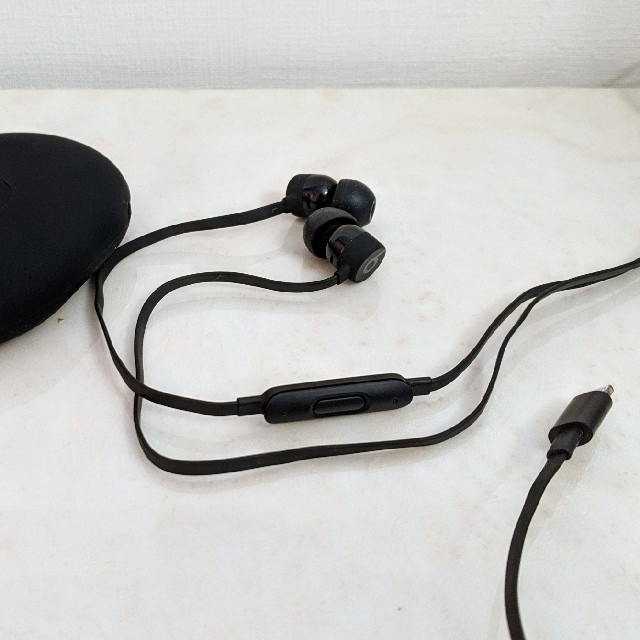 Beats by Dr Dre(ビーツバイドクタードレ)のなつき様専用 urBeats3 イヤホン Lightningコネクタ ブラック スマホ/家電/カメラのオーディオ機器(ヘッドフォン/イヤフォン)の商品写真