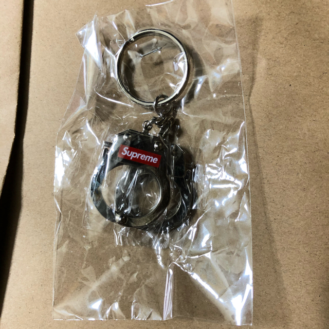 Supreme(シュプリーム)のSupreme Handcuffs Keychain ハンドカフス メンズのファッション小物(キーホルダー)の商品写真