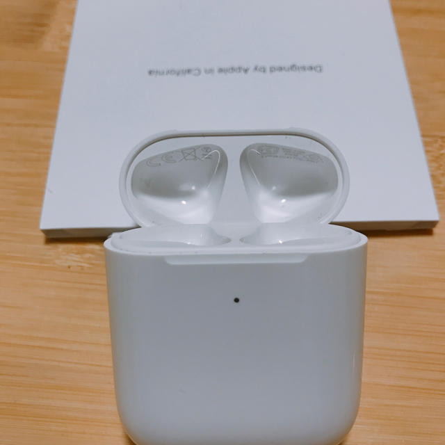 Apple(アップル)のAirpods 第二世代純正　ワイヤレス充電品(QI対応) スマホ/家電/カメラのオーディオ機器(ヘッドフォン/イヤフォン)の商品写真
