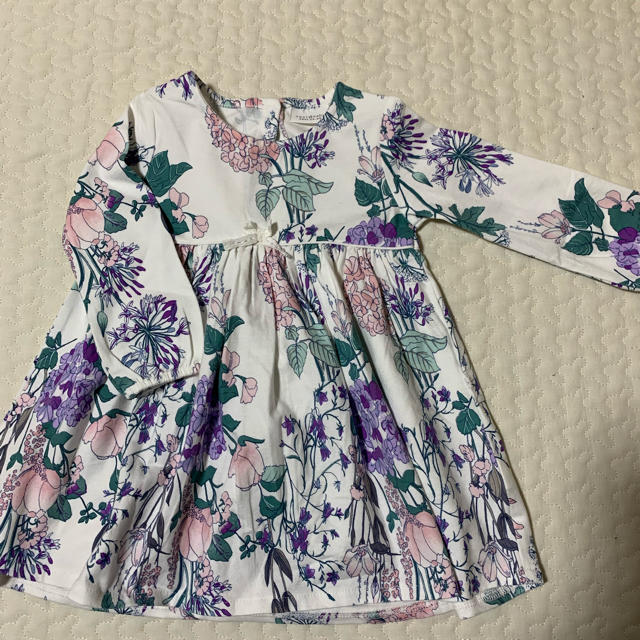 NEXT(ネクスト)のNEXT 花柄ホワイトワンピース 73サイズ キッズ/ベビー/マタニティのベビー服(~85cm)(ワンピース)の商品写真