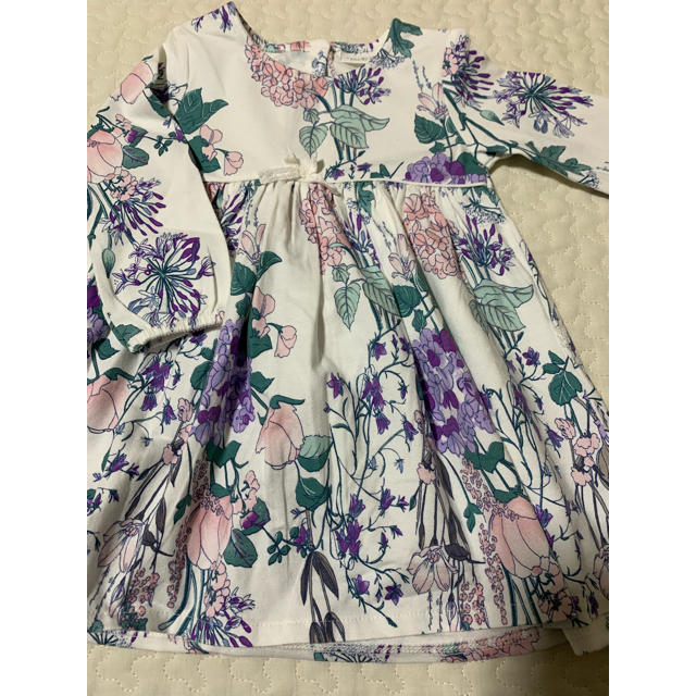 NEXT(ネクスト)のNEXT 花柄ホワイトワンピース 73サイズ キッズ/ベビー/マタニティのベビー服(~85cm)(ワンピース)の商品写真