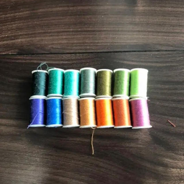 カラフルな縫い糸14本セット ハンドメイドの素材/材料(生地/糸)の商品写真