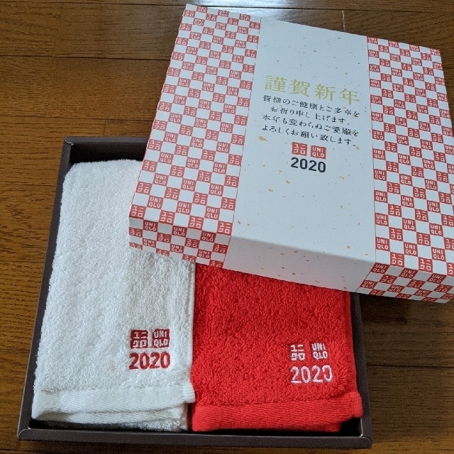 UNIQLO(ユニクロ)の専用 ユニクロ 紅白 タオル インテリア/住まい/日用品の日用品/生活雑貨/旅行(タオル/バス用品)の商品写真