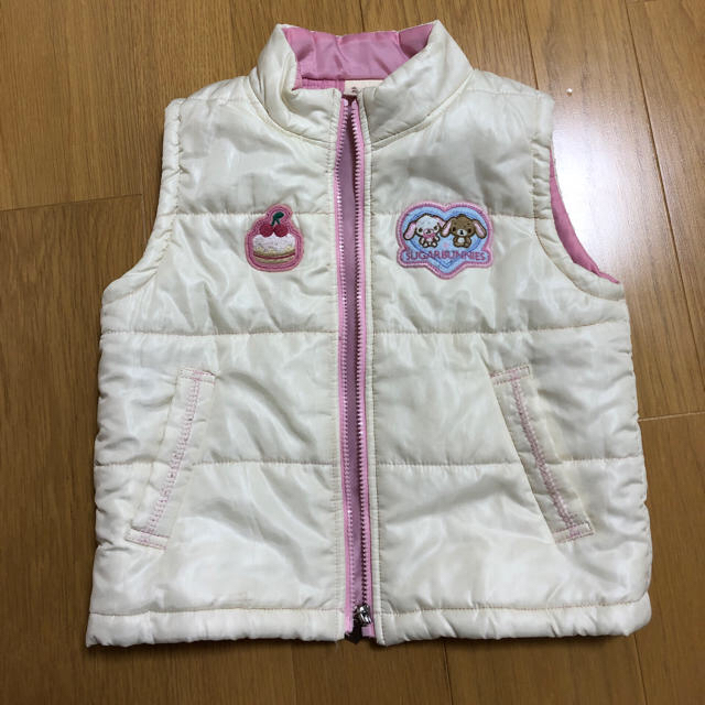 サンリオ(サンリオ)の女の子 ダウンベスト 110 キッズ/ベビー/マタニティのキッズ服女の子用(90cm~)(ジャケット/上着)の商品写真