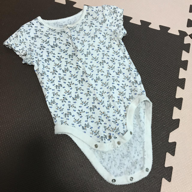 babyGAP(ベビーギャップ)のベビー ギャップ ロンパース 肌着 80 小花柄 キッズ/ベビー/マタニティのベビー服(~85cm)(ロンパース)の商品写真