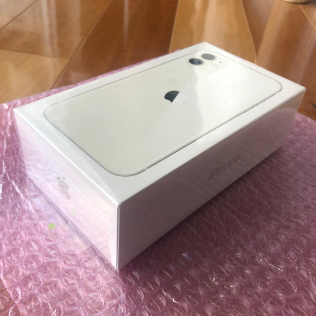 Apple(アップル)の【新品 未開封】iPhone11 ホワイト 64 GB SIMフリー スマホ/家電/カメラのスマートフォン/携帯電話(スマートフォン本体)の商品写真