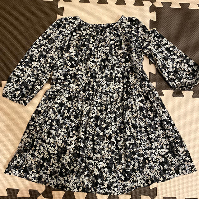 babyGAP(ベビーギャップ)の小花柄風　黒　ワンピース キッズ/ベビー/マタニティのキッズ服女の子用(90cm~)(ワンピース)の商品写真