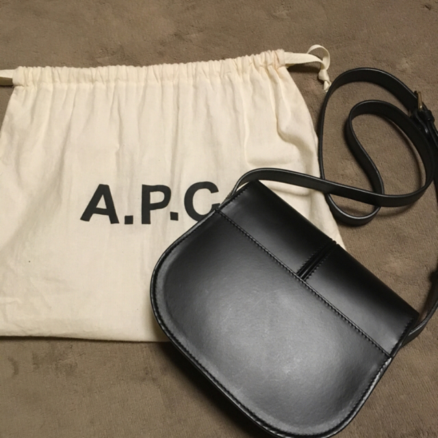 A.P.C. ショルダーバッグ アーペーセー ポシェット ハーフムーン A.P.C. ショルダーバッグ アーペーセー ポシェット ハーフムーン