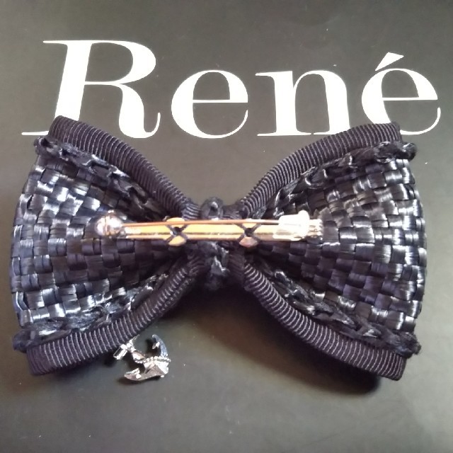 René(ルネ)のRene イカリチャーム付きリボンブローチ レディースのアクセサリー(ブローチ/コサージュ)の商品写真