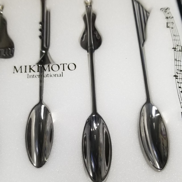 MIKIMOTO(ミキモト)の値下げ　未使用 MIKIMOTO ミキモト 真珠入りスプーンセットメロディー インテリア/住まい/日用品のキッチン/食器(食器)の商品写真