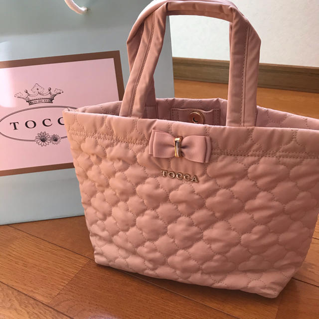 TOCCA(トッカ)のTOCCA   フラワーキルティング　トートバッグ　美品 レディースのバッグ(トートバッグ)の商品写真