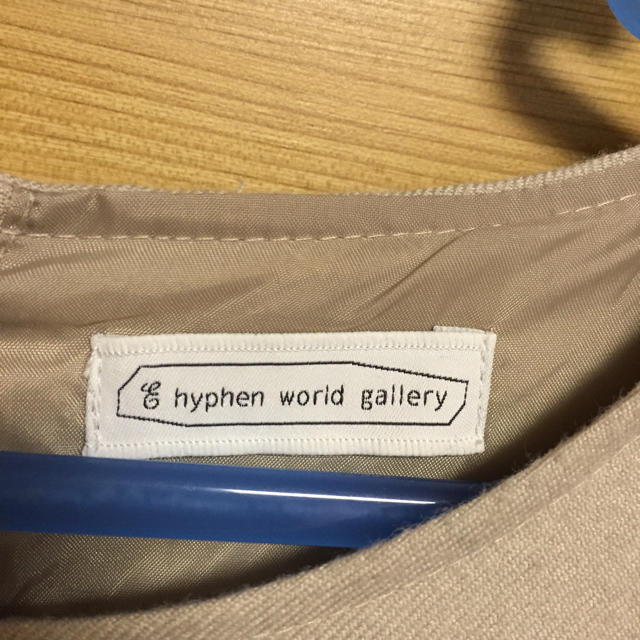 E hyphen world gallery(イーハイフンワールドギャラリー)のベージュのワンピース レディースのワンピース(ひざ丈ワンピース)の商品写真