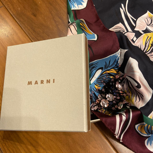 Marni(マルニ)のマルニ　ビジュースカーフ　一回使用　美品　ボタニカル柄　MARNI レディースのファッション小物(バンダナ/スカーフ)の商品写真
