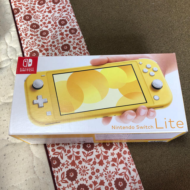 美品　任天堂スイッチライト　イエロー　送料込み　ニンテンドースイッチライト