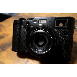 フジフイルム(富士フイルム)のFUJIFILM X100F ブラック 実用品 フード付き(コンパクトデジタルカメラ)