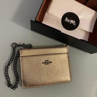 コーチ(COACH)の【新品】チェーンカードケース　ゴールド(名刺入れ/定期入れ)