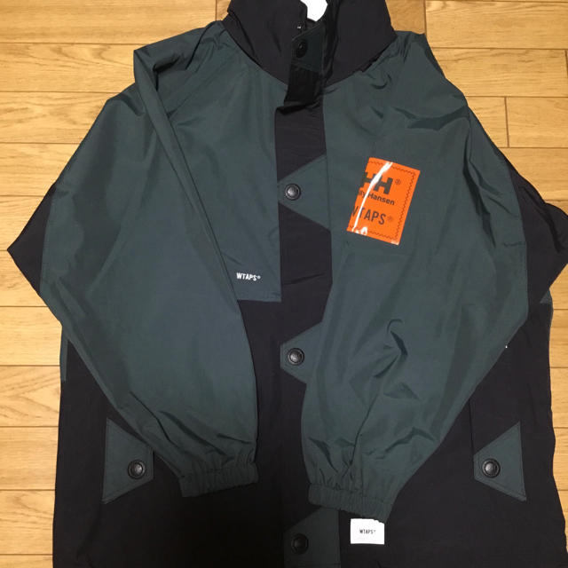 W)taps(ダブルタップス)のWTAPS 20SS 今期新作 HELLY HANSEN BOW JK 緑S新品 メンズのジャケット/アウター(ナイロンジャケット)の商品写真