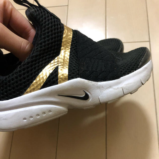 NIKE(ナイキ)のキッズ ナイキスニーカー キッズ/ベビー/マタニティのキッズ靴/シューズ(15cm~)(スニーカー)の商品写真