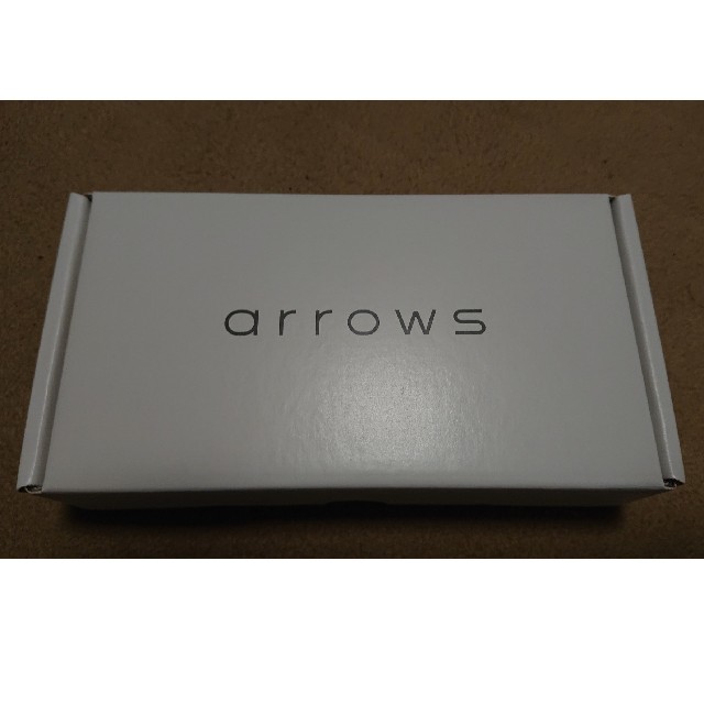 富士通(フジツウ)のarrow M05 ホワイト 未開封 スマホ/家電/カメラのスマートフォン/携帯電話(スマートフォン本体)の商品写真