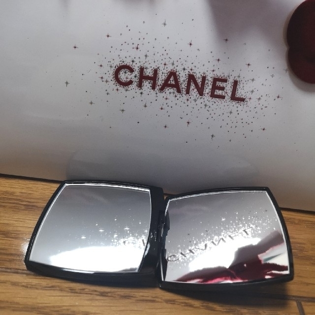 CHANEL(シャネル)のCHANEL　シャネル　コンパクトミラー　新品未使用　鏡 レディースのファッション小物(ミラー)の商品写真