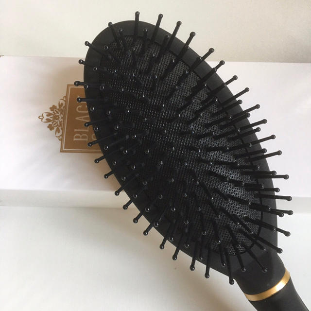 ヘアサロン専売品　クッションブラシ　ブラックゴールド　髪の毛さらさら コスメ/美容のヘアケア/スタイリング(ヘアブラシ/クシ)の商品写真