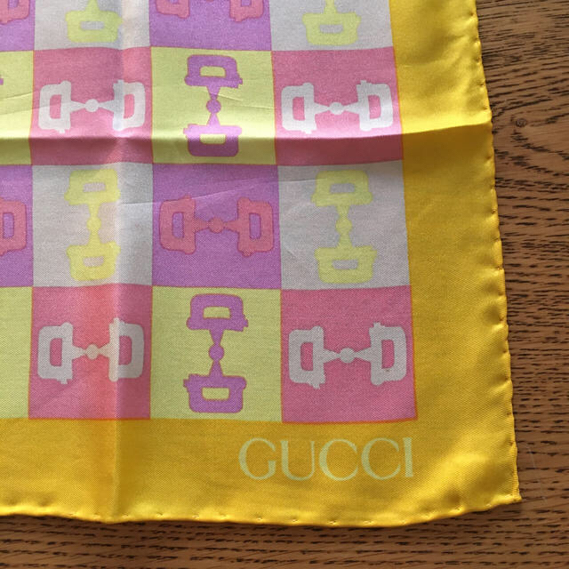 Gucci(グッチ)のグッチ　ミニスカーフ　シルク100% レディースのファッション小物(バンダナ/スカーフ)の商品写真