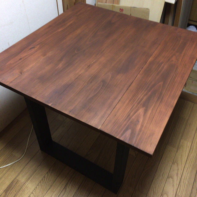 大特価 90×90サイズ 無垢材を使ったダイニングテーブル