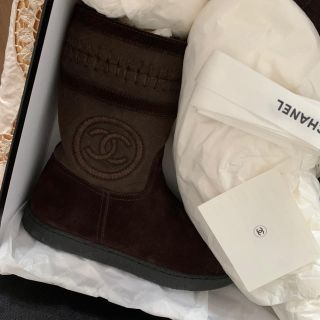 シャネル(CHANEL)のCHANELムートブーツ一回百貨店内2時間程着用の綺麗なお品35サイズ(ブーツ)