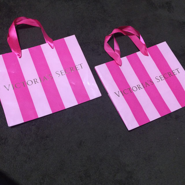 Victoria's Secret(ヴィクトリアズシークレット)のヴィクトリアシークレット ショップ袋2枚 レディースのバッグ(ショップ袋)の商品写真