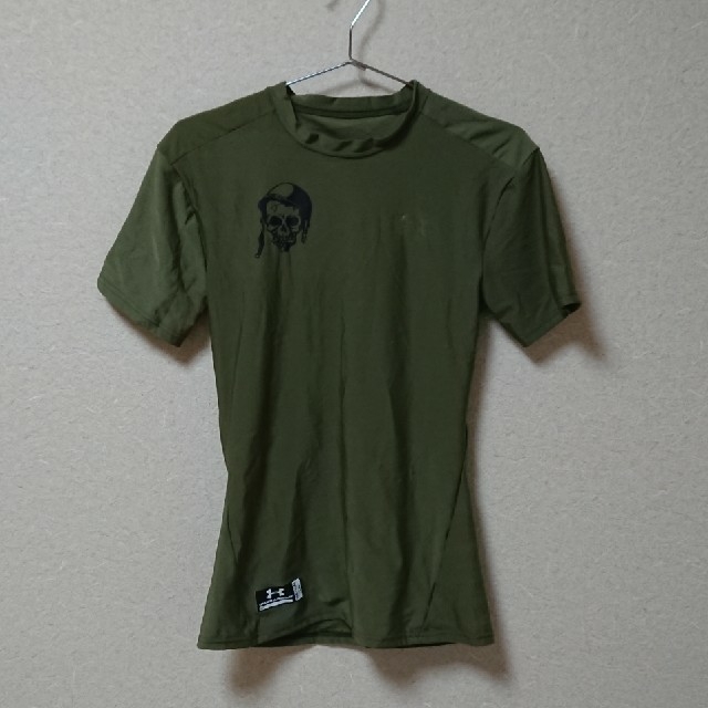 UNDER ARMOUR(アンダーアーマー)のUNDER ARMOUR ODカラー 鉄鉢ドクロ メンズのトップス(Tシャツ/カットソー(半袖/袖なし))の商品写真