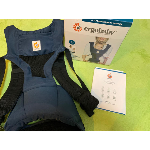 Ergobaby(エルゴベビー)の【新品】★Ergobaby(エルゴベビー)★クールエアメッシュ★レイヴン キッズ/ベビー/マタニティの外出/移動用品(抱っこひも/おんぶひも)の商品写真