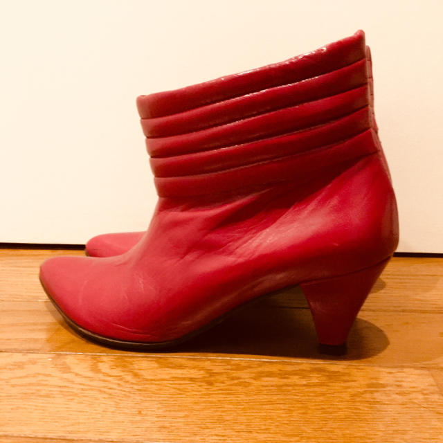 ELEY KISHIMOTO   鮮やかな赤いショートブーツ ／ブーティ レディースの靴/シューズ(ブーティ)の商品写真
