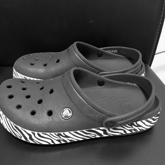 crocs(クロックス)のクロックス サンダル w7m9 黒 メンズの靴/シューズ(サンダル)の商品写真