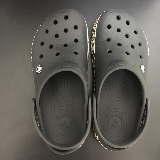 crocs(クロックス)のクロックス サンダル w7m9 黒 メンズの靴/シューズ(サンダル)の商品写真