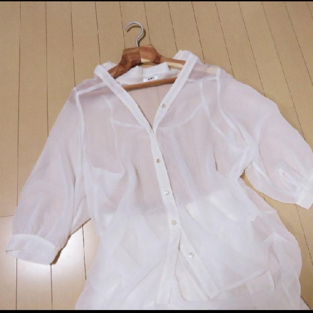 GRL(グレイル)のGRL シアーシャツ　白シャツ　ゆるシャツ　透け感　シースルーブラウス レディースのトップス(シャツ/ブラウス(長袖/七分))の商品写真