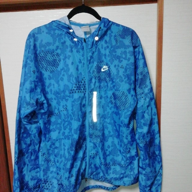 NIKE(ナイキ)のナイキ　ナイロンパーカーL　ブルー迷彩色 メンズのジャケット/アウター(ナイロンジャケット)の商品写真