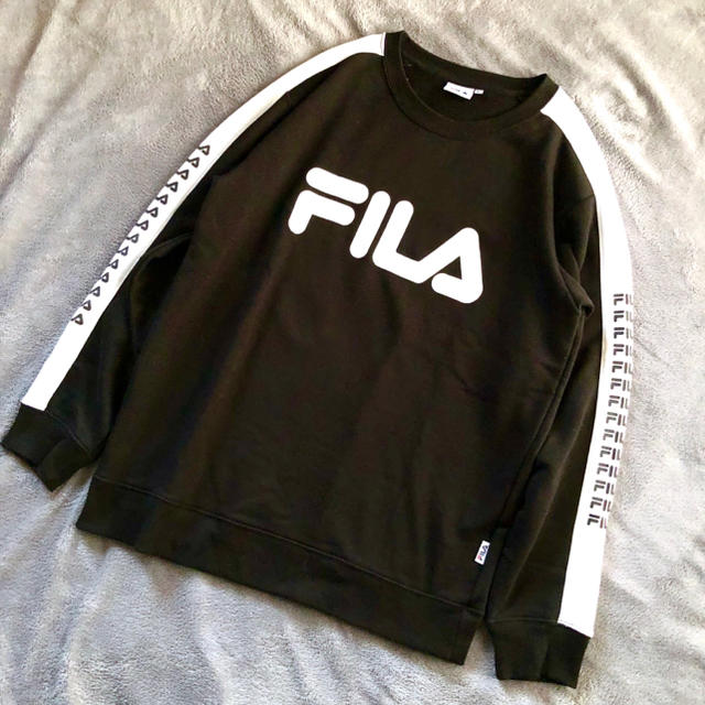 FILA(フィラ)の美品＊FILA サイドラインロゴトレーナー＊スポーツ＊プレッピー＊モノトーン＊黒 メンズのトップス(スウェット)の商品写真