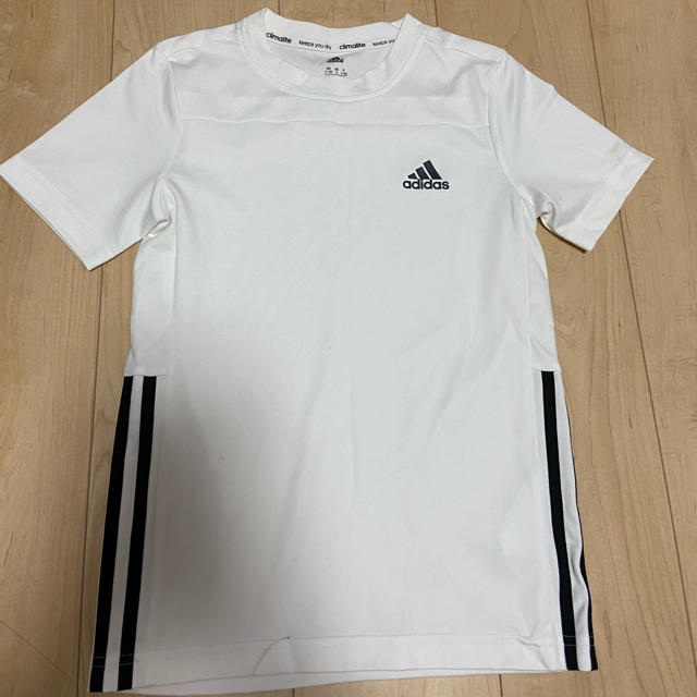 adidas(アディダス)のadidas 白 Tシャツ キッズ/ベビー/マタニティのキッズ服男の子用(90cm~)(Tシャツ/カットソー)の商品写真