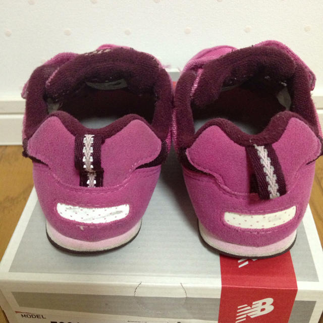 New Balance(ニューバランス)のピンクのキッズスニーカー キッズ/ベビー/マタニティのキッズ靴/シューズ(15cm~)(その他)の商品写真