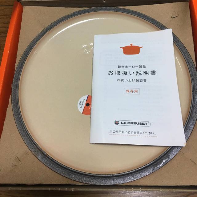 LE CREUSET(ルクルーゼ)の新品 未使用 ルクルーゼ ココットロンド 22cm オレンジ ホーロー鍋 新生活 インテリア/住まい/日用品のキッチン/食器(鍋/フライパン)の商品写真