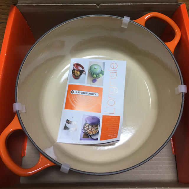 LE CREUSET(ルクルーゼ)の新品 未使用 ルクルーゼ ココットロンド 22cm オレンジ ホーロー鍋 新生活 インテリア/住まい/日用品のキッチン/食器(鍋/フライパン)の商品写真