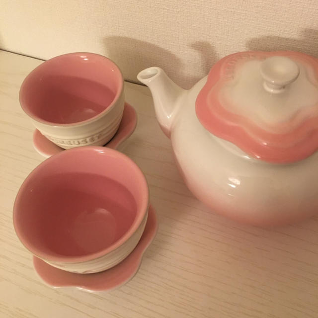 LE CREUSET(ルクルーゼ)のルクルーゼ♡ティーポットセット　フラワーコレクション インテリア/住まい/日用品のキッチン/食器(食器)の商品写真