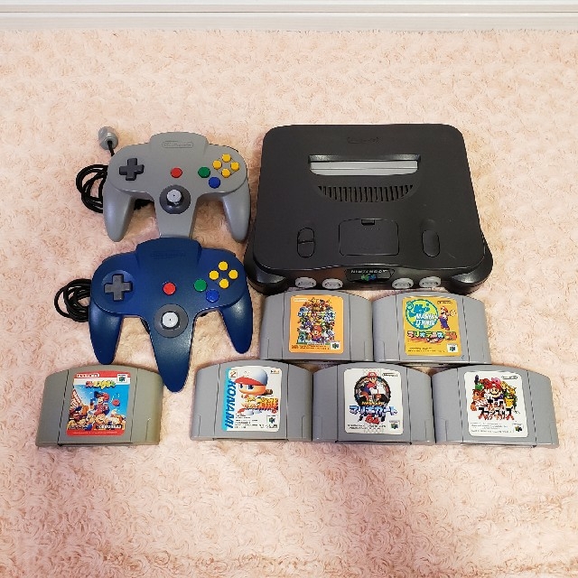 NINTENDO 64(ニンテンドウ64)の64 　任天堂　本体　カセット付き　 エンタメ/ホビーのゲームソフト/ゲーム機本体(家庭用ゲーム機本体)の商品写真