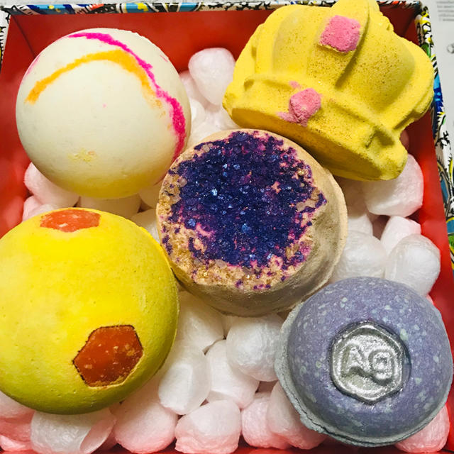 LUSH(ラッシュ)のバスボム5種類セット コスメ/美容のボディケア(入浴剤/バスソルト)の商品写真