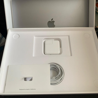 アップル(Apple)のMacBook AIR 13inch 8GバイトSSD256本日発送します。(ノートPC)