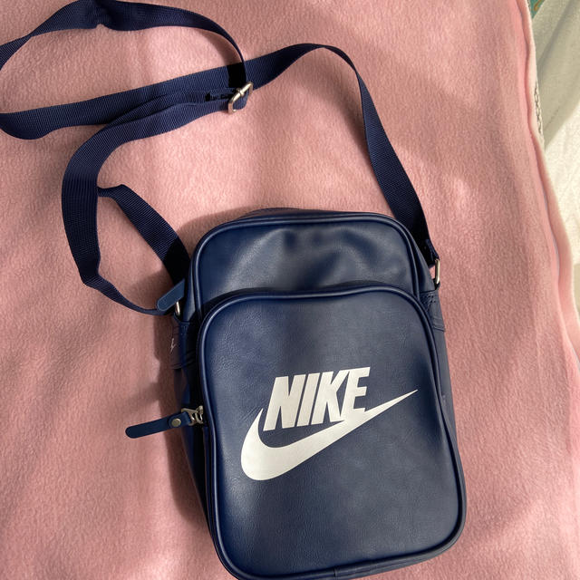 NIKE(ナイキ)の有様専用　NIKE ショルダーバッグ　ネイビー レディースのバッグ(ショルダーバッグ)の商品写真