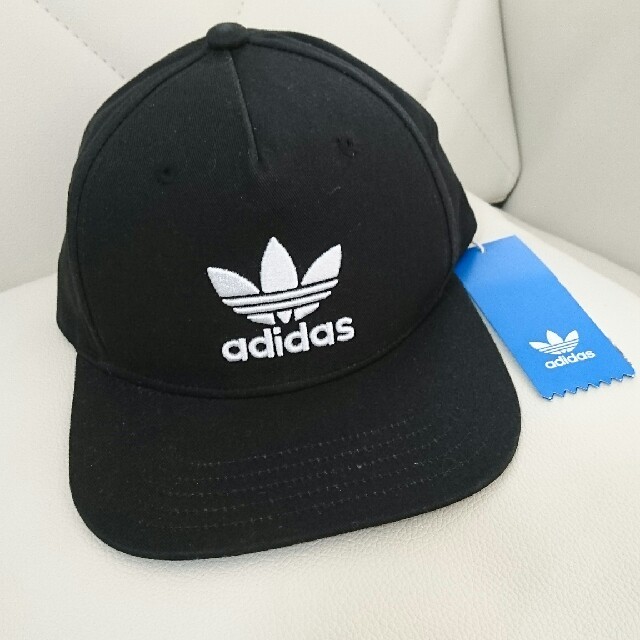 adidas(アディダス)の新品タグつき☆adidas キャップ 帽子 黒 メンズの帽子(キャップ)の商品写真