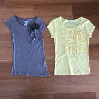 エイチアンドエム(H&M)の【２枚】立体モチーフ付のTシャツ(Tシャツ/カットソー(半袖/袖なし))