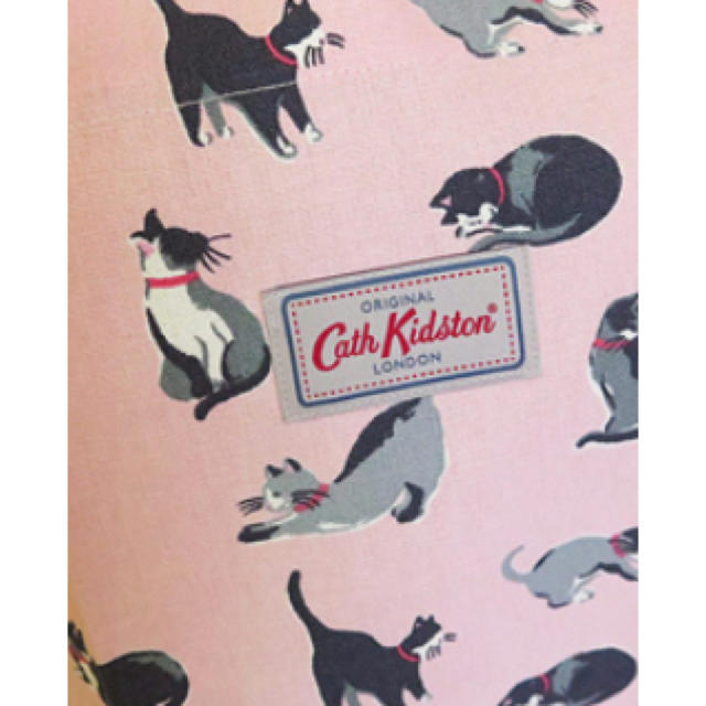 Cath Kidston(キャスキッドソン)の新品　キャスキッドソン　cath kidston エプロン　ピンク　猫柄 インテリア/住まい/日用品の日用品/生活雑貨/旅行(日用品/生活雑貨)の商品写真