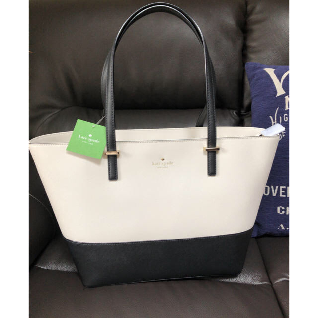 kate spade new york(ケイトスペードニューヨーク)のケイトスペード  バイカラートート　新品 レディースのバッグ(トートバッグ)の商品写真